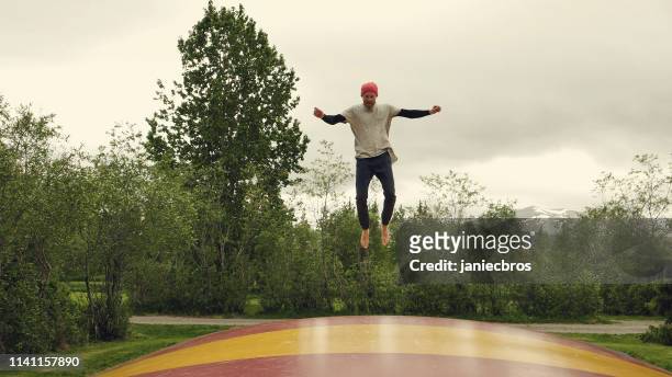 sprung auf aufblasbarem trampolin - bounce house stock-fotos und bilder