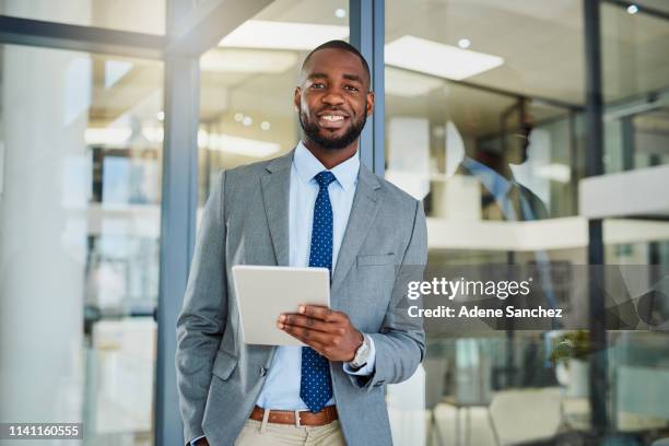 ik heb mijn digitale assistent nodig om zaken goed te doen - black suit stockfoto's en -beelden