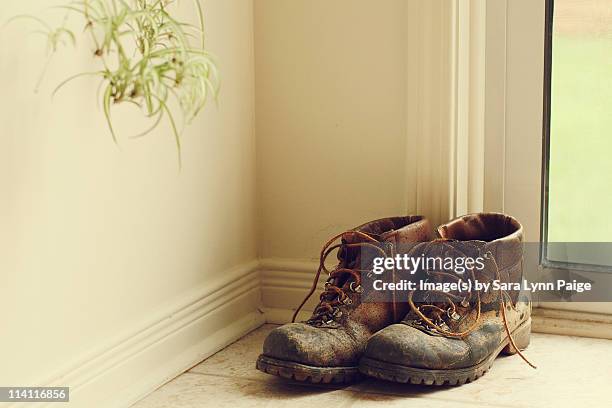 worn work boots - arbeitsstiefel stock-fotos und bilder