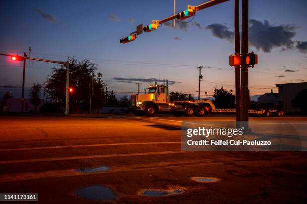 traffic red light at van horn, texas, usa - traffic light empty road stock pictures, royalty-free photos & images