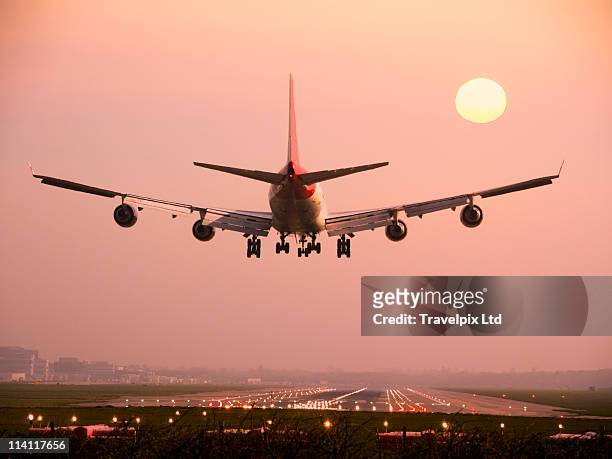 airlane landing into sunrise - landing foto e immagini stock