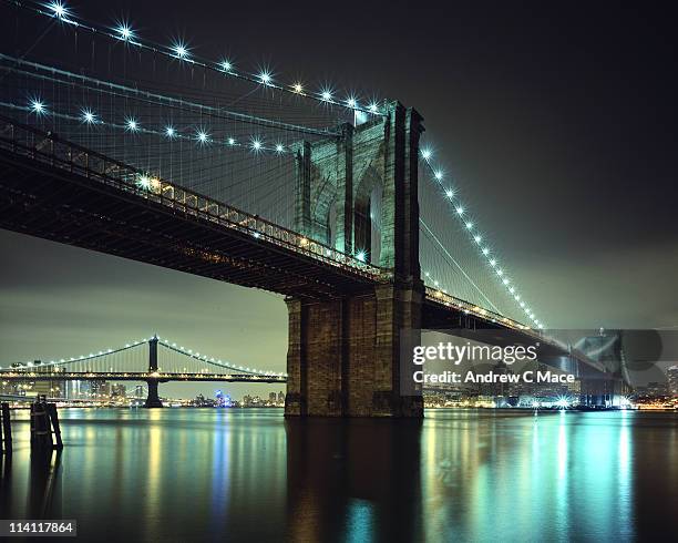brooklyn bridge at night, new york city - brooklyn-bridge stockfoto's en -beelden
