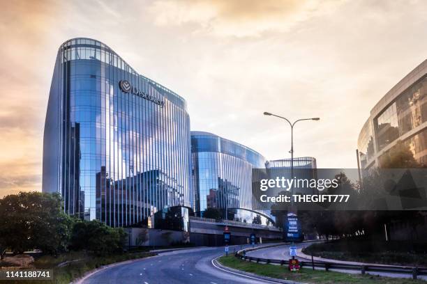 sandton city discovery building on katherine st, at sunset - sandton stock pictures, royalty-free photos & images
