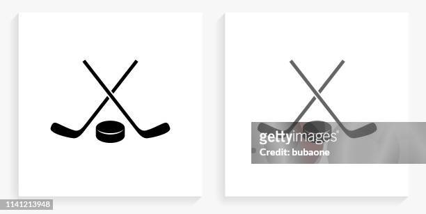 stockillustraties, clipart, cartoons en iconen met hockey stick en puck zwart en wit vierkante icoon - hockeystick sportartikelen