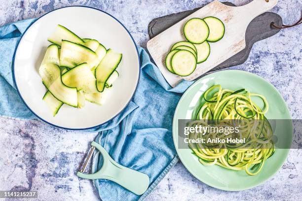 zuccini slices - calabacín fotografías e imágenes de stock