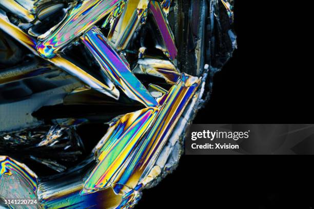 zinc sulfate crystal under polarized light - chemistry macro stock-fotos und bilder