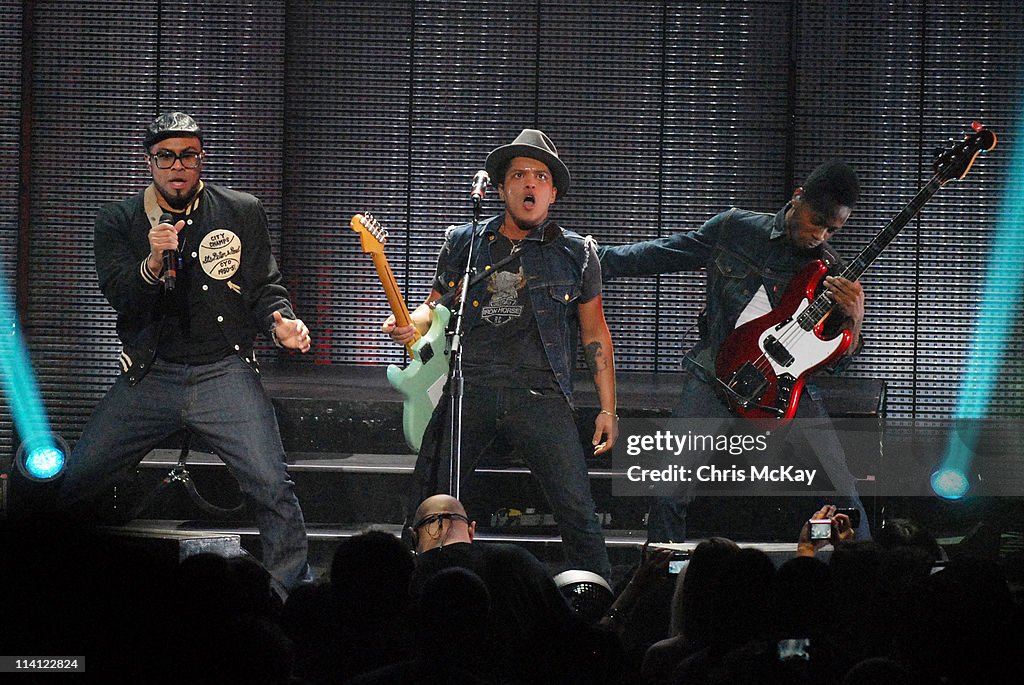 Hooligans In Wondaland Tour With Bruno Mars & Janelle Monae - May 10, 2011