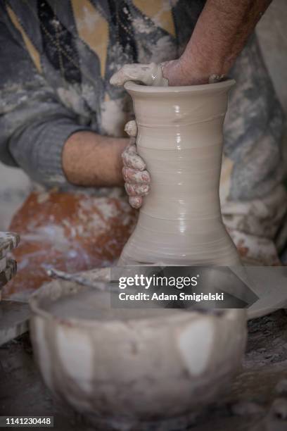 fabricação de cerâmica artesanal - nativo da áfrica - fotografias e filmes do acervo