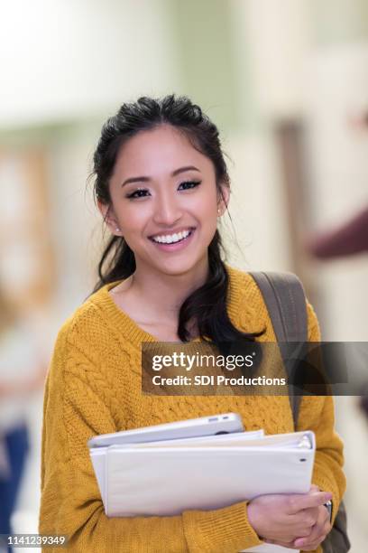 十幾歲的女孩微笑為觀景窗在 achool - indian college girl 個照片及圖片檔