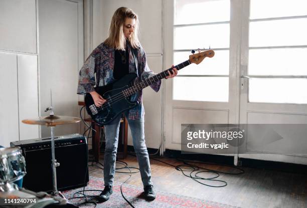 kvinnlig basgitarrist på repetitionen - bass player bildbanksfoton och bilder