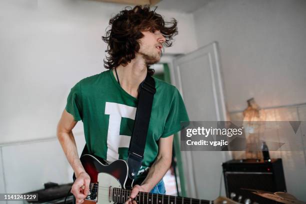 chitarrista maschile durante le prove suonando la chitarra - cantante rock foto e immagini stock