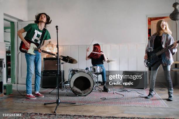 banda de música de generación z en el ensayo - ensayo fotografías e imágenes de stock