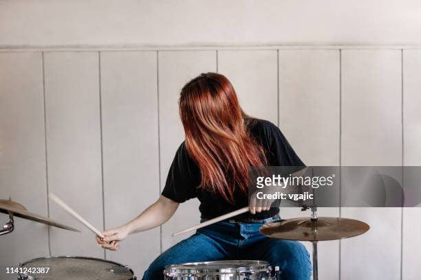 女子鼓手在排練中的研究 - drummer 個照片及圖片檔