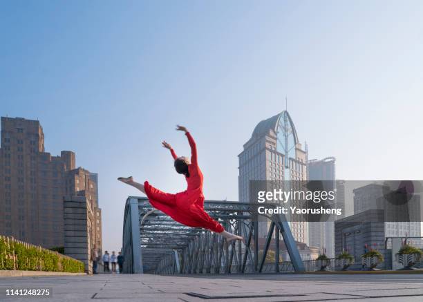 dance at shanghai in the morning - métier d'art femme chic photos et images de collection