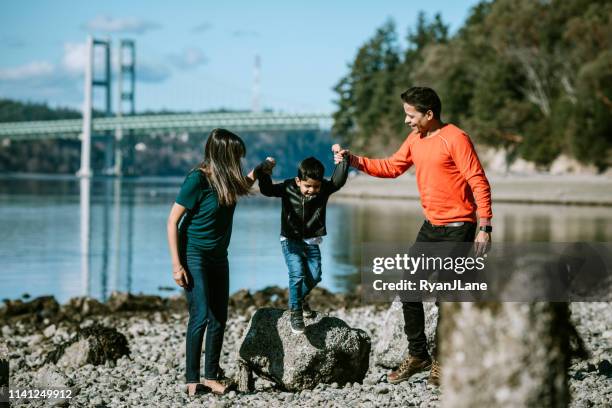 família indiana loving brincalhão na praia junto - estado de washington - fotografias e filmes do acervo