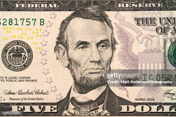 us currency five  dollar bill close up view - 5 dollar schein stock-fotos und bilder
