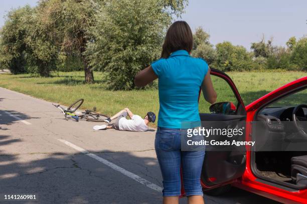 att ringa efter bil olycka - southern european descent bildbanksfoton och bilder