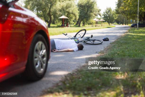 radfahrer mit auto getroffen - unfall stock-fotos und bilder