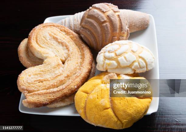 pan dulce variado (verschiedene mexikanische süßbrot) - süßes brot stock-fotos und bilder