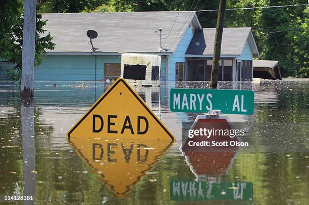 Street signs are slowly swallowed by floodwater May 12, 2011 in Vicksburg, Mississippi. The Mississippi river at Vicksburg is expected to crest at a...