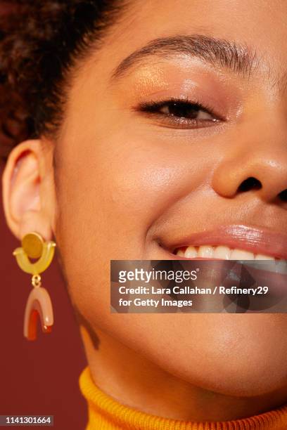 portrait of young confident women smiling - boucle d'oreille photos et images de collection