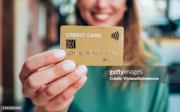 frau mit kreditkarte - credit card stock-fotos und bilder