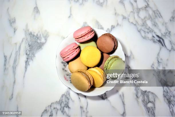 assorted colorful macaroons on a plate - macaron photos et images de collection