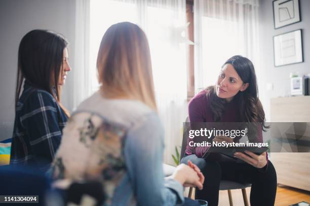 counseling thuis - maatschappelijk werker stockfoto's en -beelden