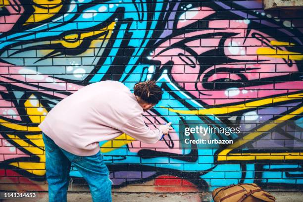 graffiti artist with dreadlocks - artista de rua pintor imagens e fotografias de stock