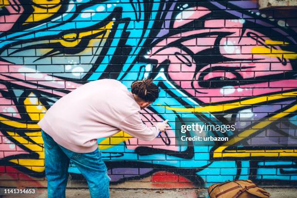 塗鴉演出者與恐怖的鎖 - street art 個照片及圖片檔