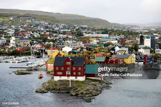 tinganes peninsula on the bay of tórshavn, faroe islands - torshavn - fotografias e filmes do acervo