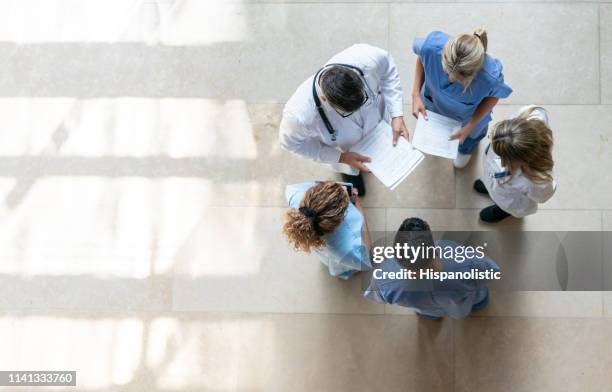 los profesionales sanitarios durante una reunión en el hospital - medical scrubs fotografías e imágenes de stock