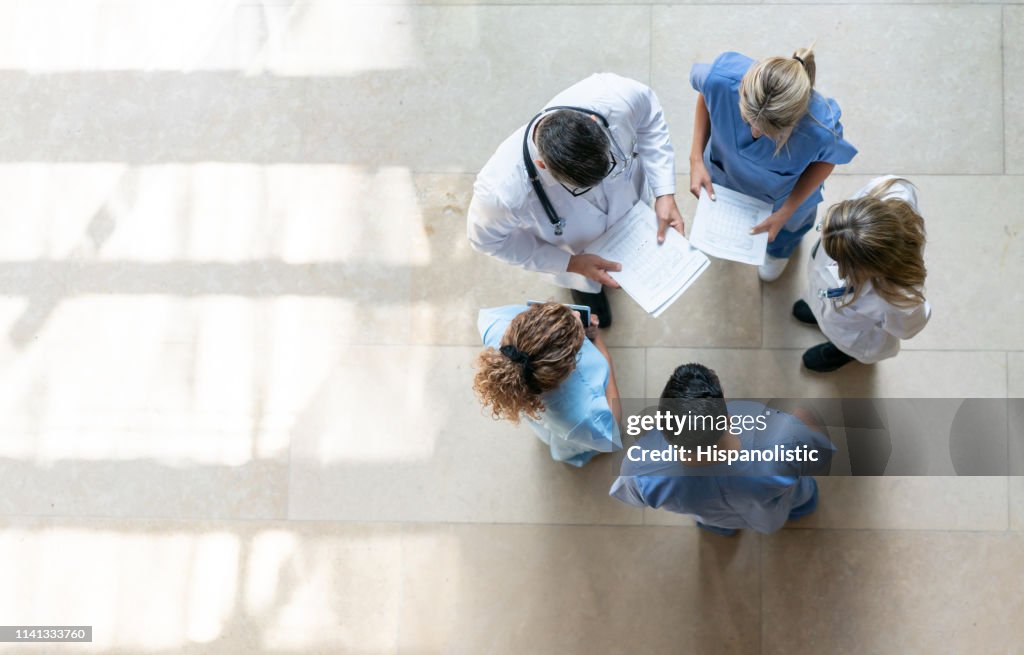 Healthcare professionals tijdens een bijeenkomst in het ziekenhuis
