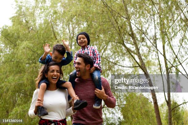 la famille s’amuse à jouer sur le terrain - parents and children enjoying park photos et images de collection