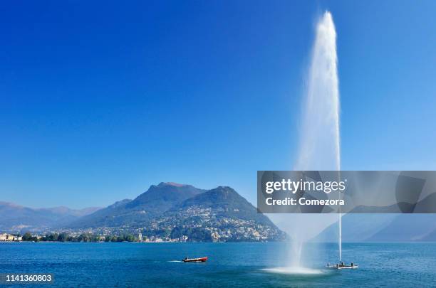 fountain and lake geneva at sunny day, geneva switzerland - ginevra foto e immagini stock