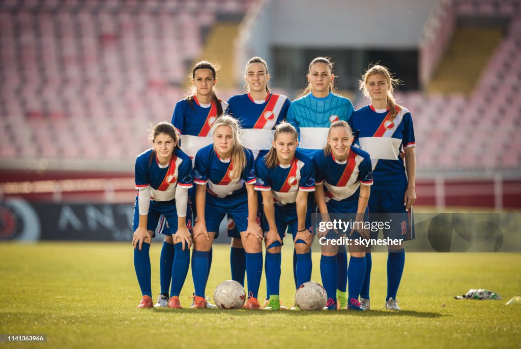 Équipe de joueurs de soccer féminin sur un stade.