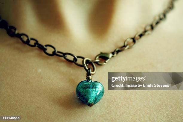 heart necklace - medaillons stock-fotos und bilder