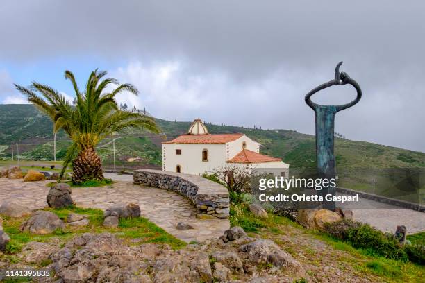 la gomera, kanarie öarna (e)-church of san francisco och "monument av visslande språk" - gomera bildbanksfoton och bilder
