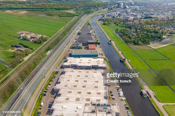 vista dall'alto sugli edifici di stoccaggio. - olanda settentrionale foto e immagini stock