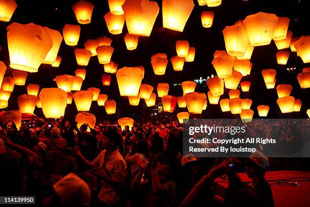 sky lantern - chinese lanterns ストックフォトと画像