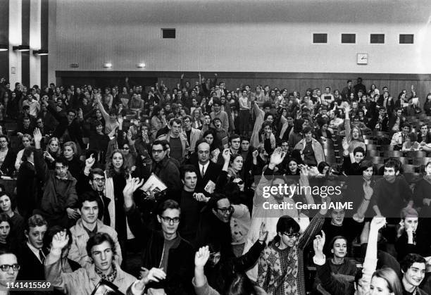 Vote à mains levées lors d'une assemblée générale d'étudiants en grève, le 15 février 1968, à Paris, France.