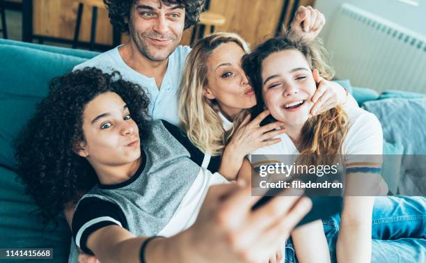 famille heureuse prenant un selfie - mineur photos et images de collection