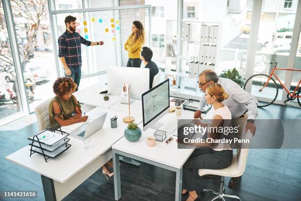 questo spazio ufficio è pieno di produttività - piccolo ufficio foto e immagini stock