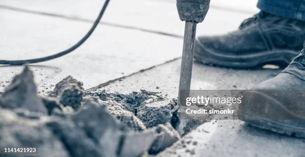 handwerker operieren jackhammer - presslufthammer stock-fotos und bilder