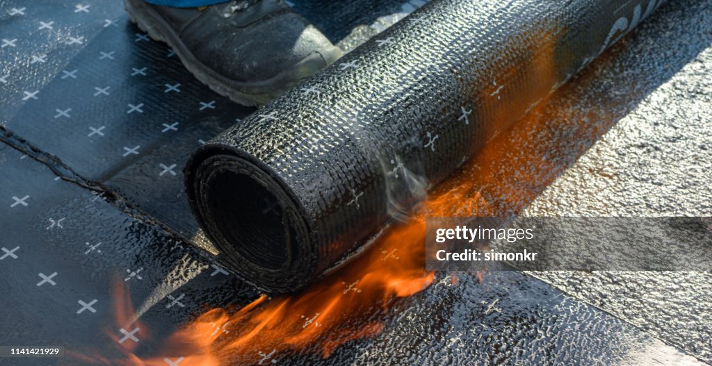 Heating and melting of bitumen rolls