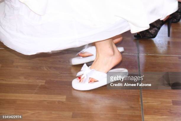 bride's white slippers while dancing - wedding feet stock-fotos und bilder