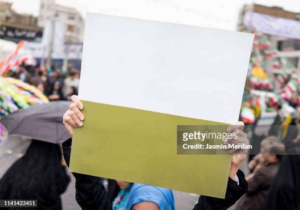 blank banner on street - placa de manifestação - fotografias e filmes do acervo