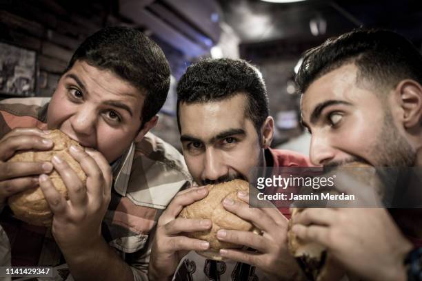 friends eating big burgers - the big friendly giant film 2016 stock-fotos und bilder