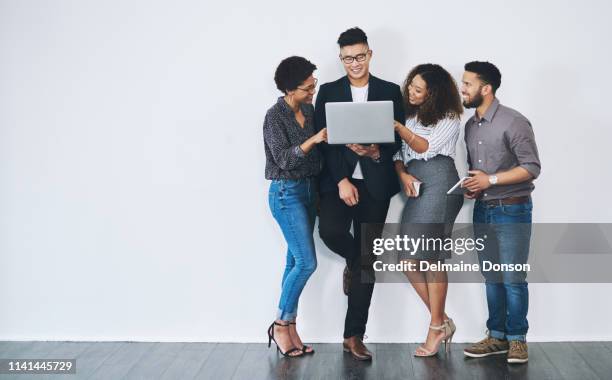 werbung für ihr online-geschäft hat gesehen, dass sie mehr umsatz machen - laptop on white background stock-fotos und bilder