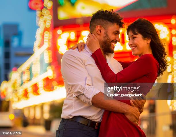 paar liefdevolle las vegas - couple casino stockfoto's en -beelden